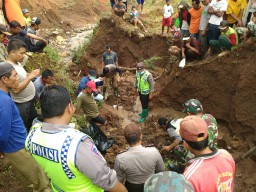 Dua Kerangka Manusia Ditemukan Dibekas Tanah Longsor
