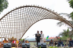 Ketika Bupati Anas Bareng Si Celurit Emas di Kemah Sastra Baca Puisi