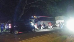 'Cium' Belakang Mobil Boks, Bus Sugeng Rahayu Penyok