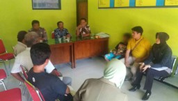 Ketahuan Mencuri di Toko, Bocah Ini Sembunyi di Kolong Meja