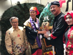 Reog Tampil di Jepang,  Bupati Beri Dadak Merak ke Wali Kota Fukuoka
