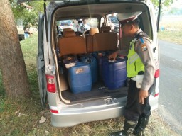 Gelar Razia Lalu Lintas, Polisi Dapat 'Bonus' Penyelundup Miras