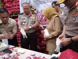 Satgas Pangan Polda Jatim Sita 70 Ton Bawang Ilegal di Surabaya