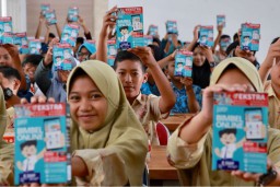 Pelajar di Desa di Banyuwangi Gunakan Aplikasi Ruangguru untuk Belajar