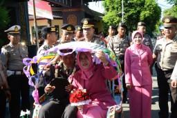 Kapolres Ponorogo Kayuh Becak Lepas Personel Pensiun