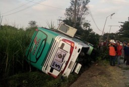 Berita Foto: Kecelakaan Maut Bus Mira vs Bus Pariwisata di Nganjuk