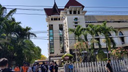 Berita Foto: Melihat Lokasi Bom di Gereja Santa Maria Tak Bercela