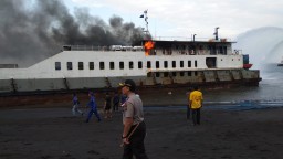 Kapal yang Terbakar di Selat Bali Berhasil Ditarik Menepi