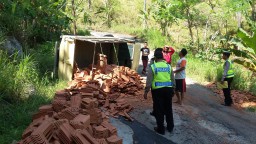 Tak Kuat Menanjak, Truk Bermuatan Genteng Terbalik di Jalan Tanjakan