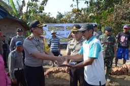 Polisi Santuni Rumah Kakek yang Terbakar Lilin Sesaji di Ponorogo