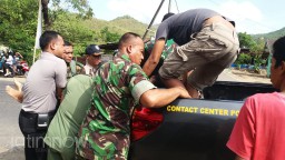 Hindari Jalan Berlubang, Eni Jatuh dan Tertabrak Truk