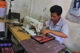 Perajin di Kampung Tas Gadukan Menyusut, Ini Alasannya