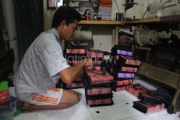 Perajin Tas Kampung Gadukan Bertahan dari Gempuran Tren Pabrikan