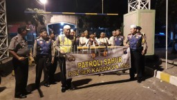 Ciptakan Suasana Kondusif, Polisi Patroli Sahur Bareng Warga