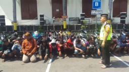 Polisi di Surabaya Sita 27 Motor dan Amankan 43 Pembalap Liar Remaja