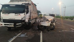 Sopir Mengantuk, Mobil Sedan Tabrak Truk Tronton Hingga Ringsek