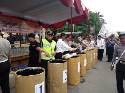 Ribuan Liter Miras Sitaan Polres Ponorogo Dimusnahkan