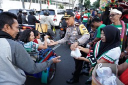 Bersama Ratusan Bonek Bagi Takjil, Ini Pesan Kapolrestabes Surabaya
