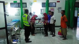 Diserempet Mobil Boks, Dua Pengendara Motor Terkapar di Jalan
