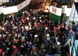  Kendaraan Roda Dua Padati Pelabuhan Ketapang Banyuwangi