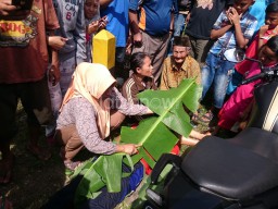 Naik Motor, Pemuda Kurang Waras Tewas Tercebur Sungai