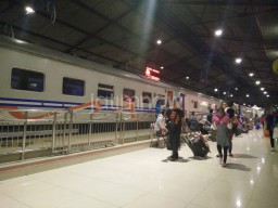 Lebaran H-1,  Stasiun di Madiun Masih Dipadati Penumpang