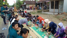 Rayakan Lebaran, Warga Bangunrejo Makan Ketupat Sepanjang 500 Meter