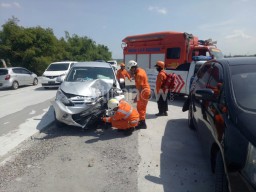 Xenia Seruduk Mitsubishi di Jalan Tol Wilangan-Kertosono, 1 Orang Luka