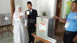 Unik, Pasangan Ini Pilih Nyoblos di TPS dengan Memakai Baju Pengantin