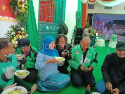 Unggul Versi Quick Count, Khofifah Didatangi Pengemudi Ojek Online