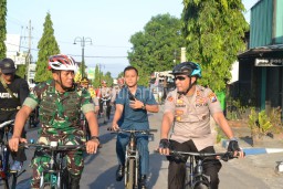 Bersepeda, Kapolres dan Dandim Ponorogo Pantau Keamanan Usai Coblosan