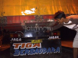 Tabrak Bodi Belakang Truk, Pengendara Ninja Langsung Tewas 