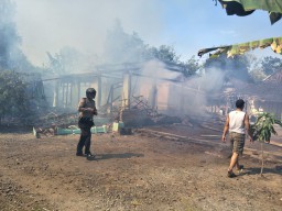 Berita Foto: Warga dan Petugas Berjibaku Memadamkan Api di Ngawi