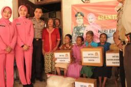 Salurkan Bantuan Sosial, Kapolres Pacitan Ajak Istri Nge-Trail