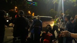 Pemotor di Surabaya Serempet Pejalan Kaki hingga Pingsan