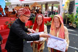 Seru, 72 Pasangan Kembar Hadiri Festival Kembar di Banyuwangi
