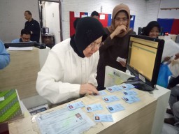 Sidak Dispendukcapil, Risma: Target Cetak E-KTP Selesai Seminggu ini 
