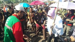 Risma Canangkan Taman Bekas Pembuangan Sampah Jadi Wisata Dunia