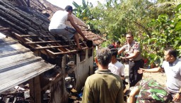 Rumah Dukun di Banyuwangi Terbakar, Warga Gotong Royong Padamkan Api