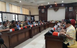 Kumpulkan Camat se Surabaya, Risma Ingin Tuntaskan Permasalahan e-KTP