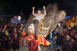 Berita Foto: Tumpeng Raksasa dari Warga untuk Polisi