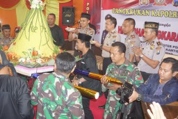 Warga Pacitan Kado Polisi Tumpeng Raksasa di Hari Bhayangkara