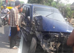 Tabrak Truk Tronton, Mobil Ringsek dan Sopir ini Selamat
