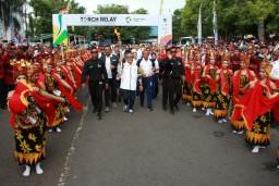 Pawai Obor Asian Games Disambut Meriah Ribuan Warga Banyuwangi 
