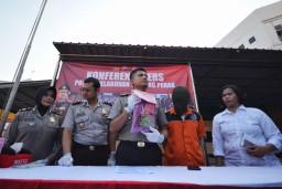 Pemuda ini Ketahuan Telanjang saat Sembunyi di Kolong Tempat Tidur 