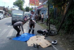Kesenggol Truk Tronton, Mbah Sudirman Tewas Terlindas