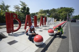 Sambut Hari Kemerdekaan, Bola Merah Putih Hiasi Jalanan Surabaya