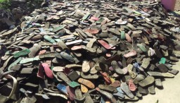 Foto: Membuat Matras dari Sandal Jepit Bekas