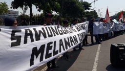 Warga Waduk Sepat Demo di Polda Jatim Minta Tidak Dikriminalisasi