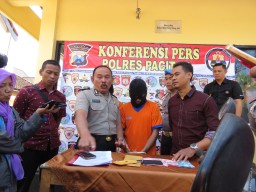 Keinginan Tak Dituruti, Polisi Palsu ini Ancam Sebar Foto Syur Kekasih